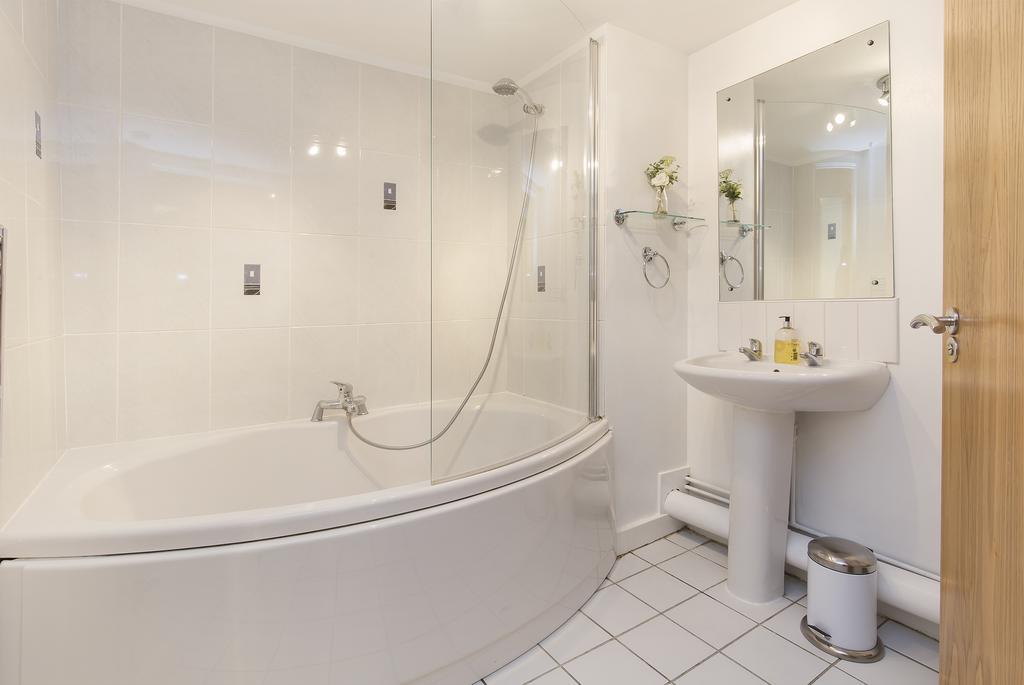 Raleigh Square - 2Br Ground-Floor Apartment In นอตติงแฮม ภายนอก รูปภาพ